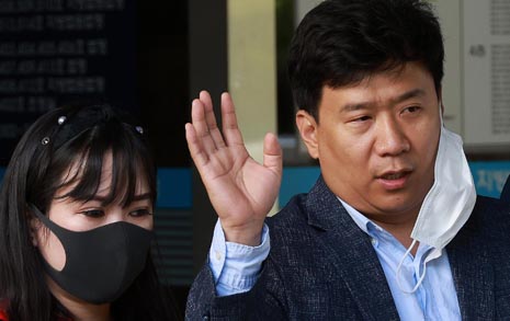 위증 강요·폭행한 국정원 직원들...법원이 얼굴까지 가려준 이유