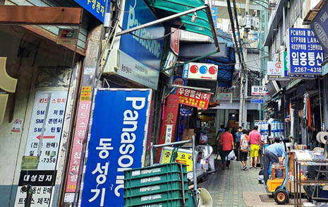 비좁은 가게가 수두룩... 서울에 이런 곳이?