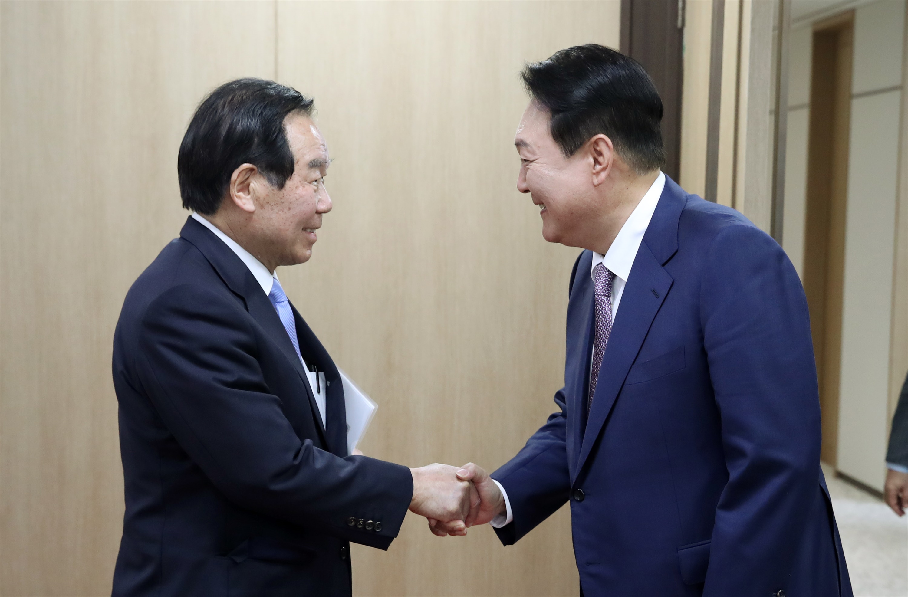 ユン大統領が日本の議員に会う「できるだけ早く関係を改善しよう」