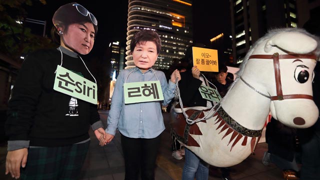 촛불집회에서 최순실 모녀와 박근혜 대통령 풍자