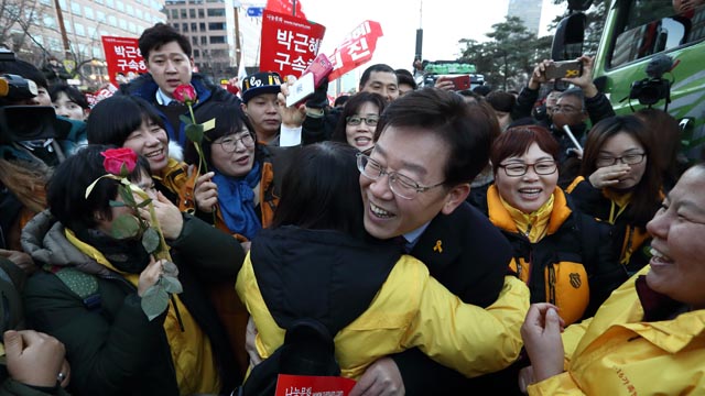 '박근혜 탄핵'에 기뻐하는 세월호 유가족과 이재명 시장