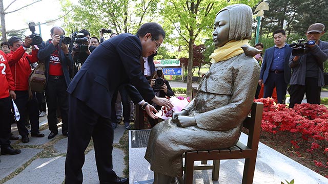 민주노총 등이 세운 소녀상에 고개숙인 홍준표