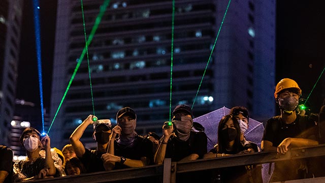 레이저 포인터 쏘는 홍콩시민들