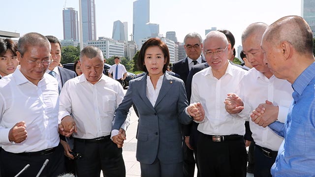 삭발 의원 격려하는 나경원