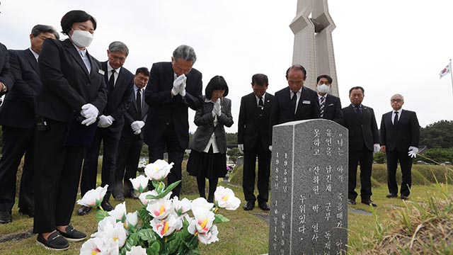 5·18민주묘지 참배하는 하토야마 전 총리