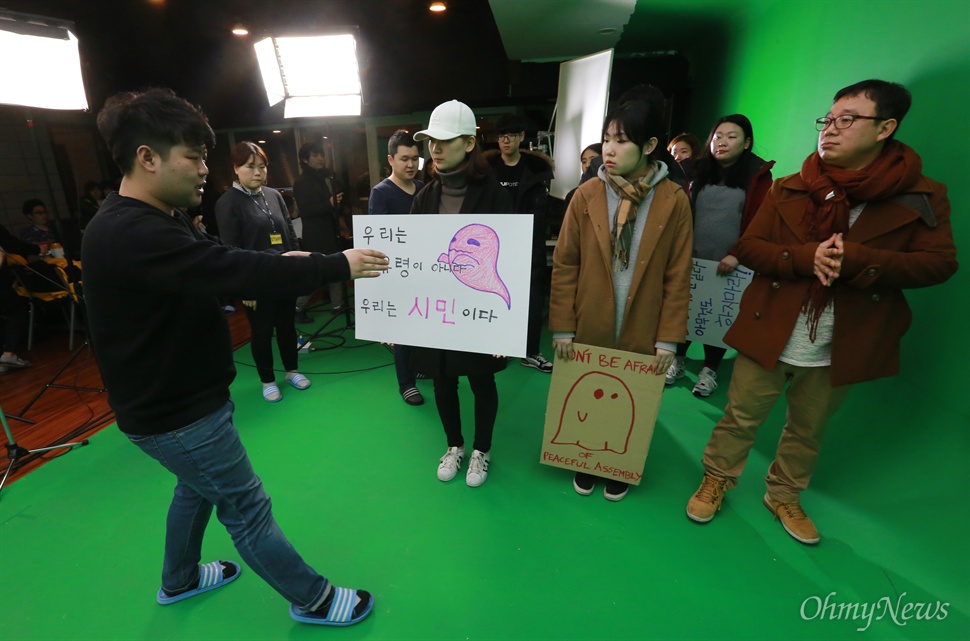  12일 오전 서울 서대문구 한 스튜디오에서 진행된 홀로그램 집회 촬영에서 관계자가 참여자들의 동선을 알려주고 있다.