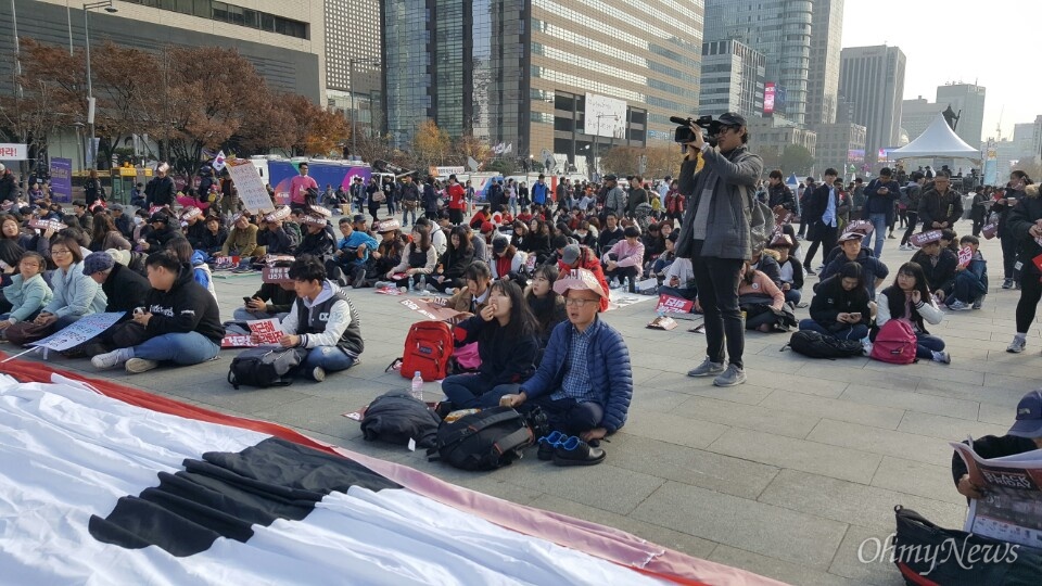  '광화문에서, 전국으로! 박근혜는 즉각 퇴진하라' 전국동시다발 4차 박근혜퇴진 범국민행동 행사에 참석한 사람들의 모습.