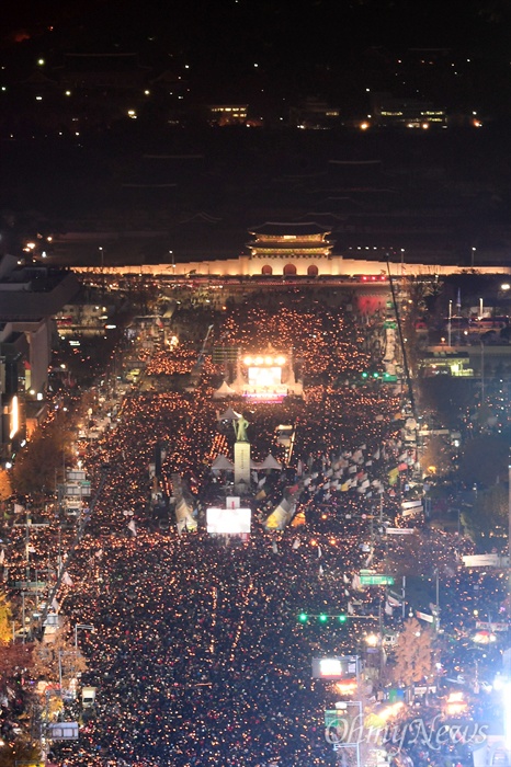  19일 오후 서울 광화문광장에서 열린 '광화문에서, 전국으로! 박근혜는 즉각 퇴진하라 전국동시다발 4차 박근혜 퇴진 범국민행동'에 참석한 시민들이 촛불을 들고 박 대통령의 퇴진을 요구하고 있다.
