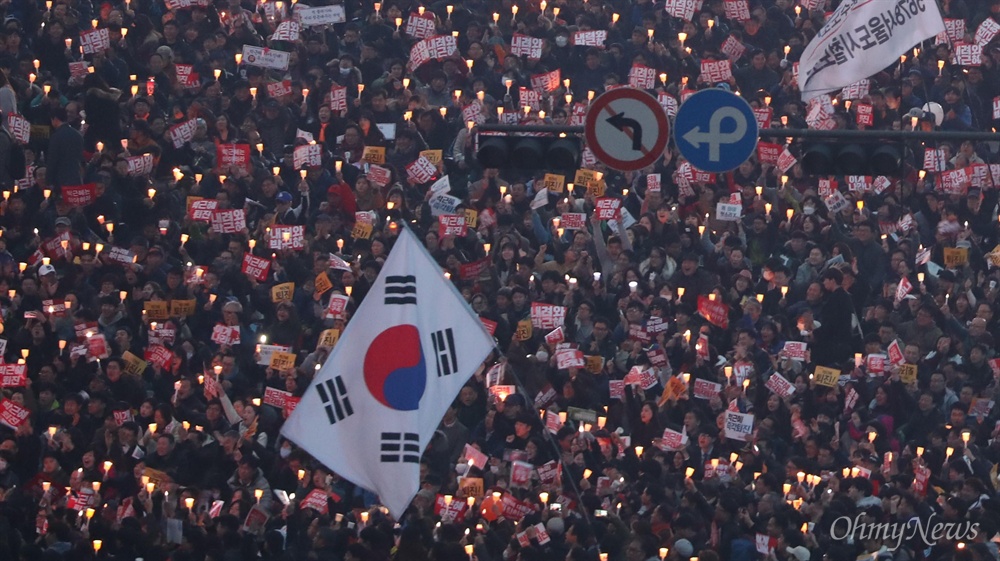  19일 오후 서울 광화문광장에서 열린 '광화문에서, 전국으로! 박근혜는 즉각 퇴진하라 전국동시다발 4차 박근혜 퇴진 범국민행동'에 참석한 수많은 시민들이 촛불을 들고 박 대통령의 퇴진을 요구하고 있다.