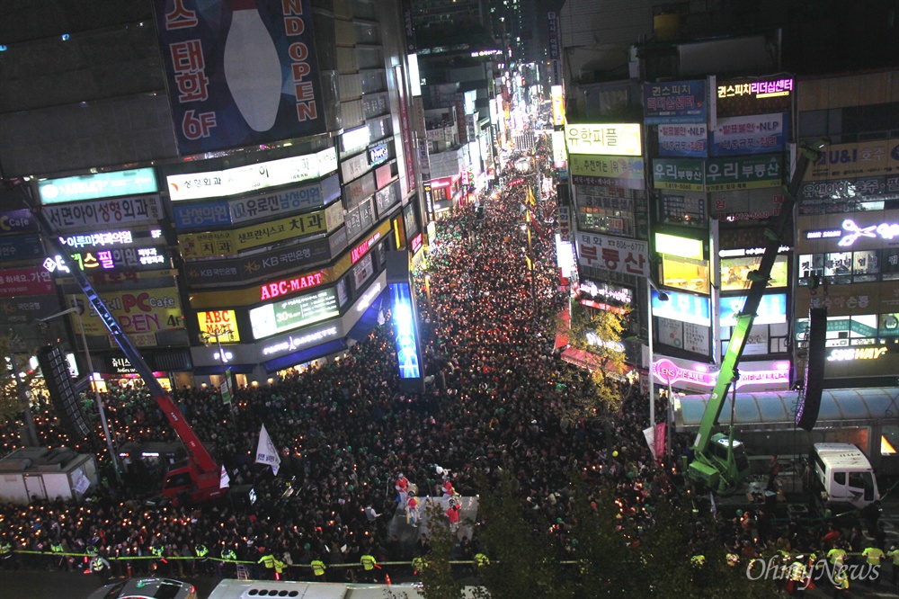  19일 저녁 부산 서면에서 열린 '박근혜 퇴진 시국대회'에 많은 시민들이 참석했다.