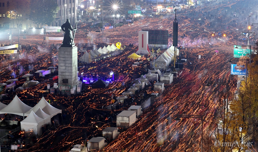   '비선실세' 최순실씨의 국정농단 사건 책임을 물어 박근혜 대통령 퇴진을 요구하는 4차 촛불집회가 서울 광화문 광장과 일대 도로에서 열렸다. 오후 9시가 되자 일제히 촛불을 들고 청와대 방면으로 행진하고 있다.