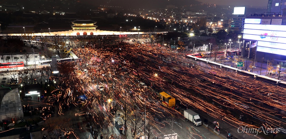   '비선실세' 최순실씨의 국정농단 사건 책임을 물어 박근혜 대통령 퇴진을 요구하는 4차 촛불집회가 서울 광화문 광장과 일대 도로에서 열렸다. 오후 9시가 되자 일제히 촛불을 들고 청와대 방면으로 행진하고 있다.