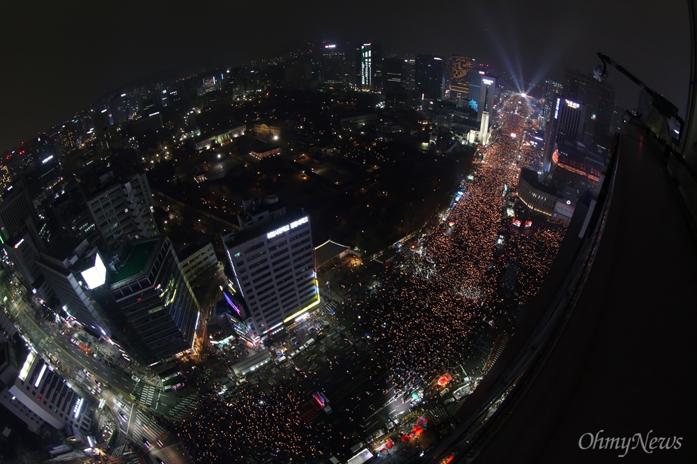 청와대 향한 분노의 촛불 26일 오후 박근혜 대통령 퇴진을 촉구하는 5차 범국민대회에 참가한 시민들이 촛불을 들고 청와대를 향해 행진하고 있다. 