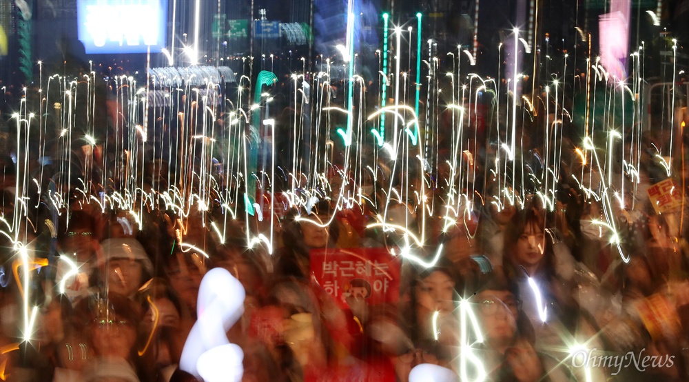 국민의 함성, "박근혜 퇴진하라!"  26일 오후 서울 광화문광장에서 열린 박근혜 퇴진 5차 범국민행동에서 수많은 시민들이 '박근혜 퇴진'을 촉구하고 있다.