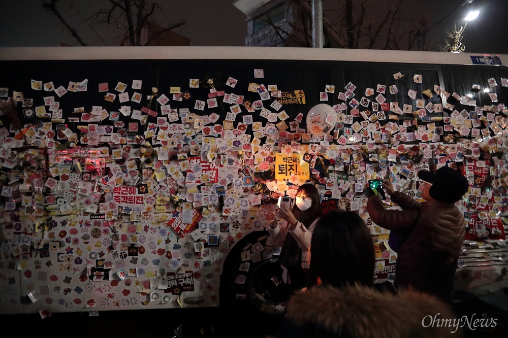 꽃 스티커로 장식된 차벽 박근혜즉각퇴진 5차 범국민행동에 참가한 시민들이 26일 오후 청와대 입구에 세워진 경찰 버스에 꽃 스티커를 붙여 놓았다.