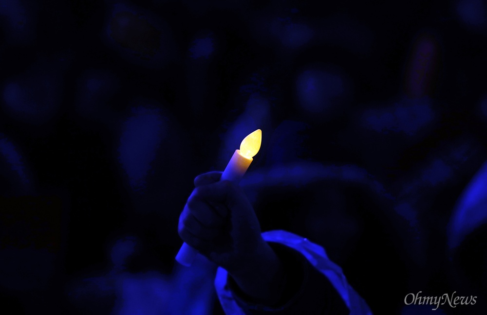 박근혜 하야도 스마트하게! 26일 오후 서울 광화문광장에서 열린 박근혜 퇴진 5차 범국민행동에서 한 시민들이 LED촛불을 들고 '박근혜 퇴진'을 촉구하고 있다.