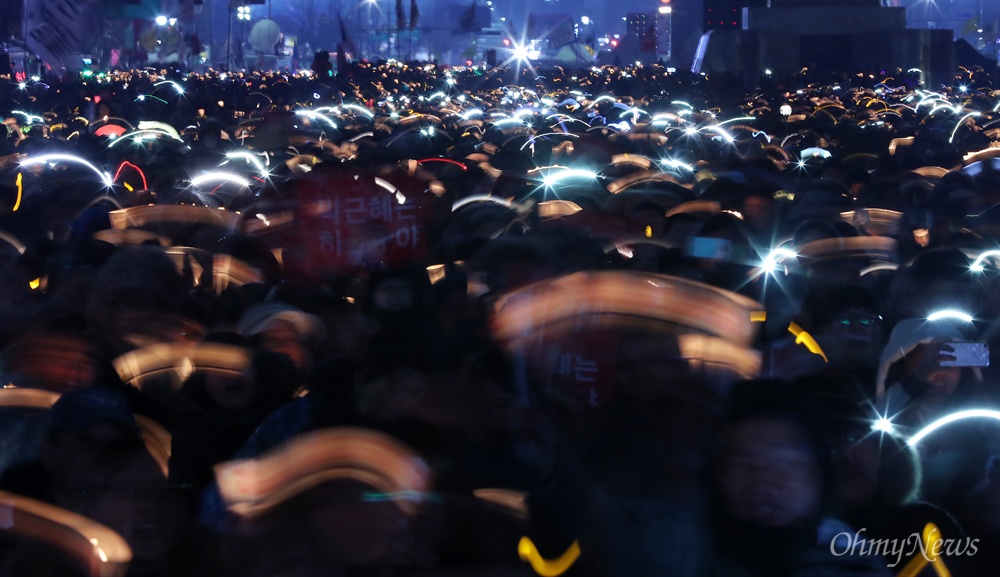 박근혜 퇴진 26일 오후 서울 광화문광장에서 열린 박근혜 퇴진 5차 범국민행동에서 수많은 시민들이 촛불을 들고 '박근혜 퇴진'을 촉구하고 있다.