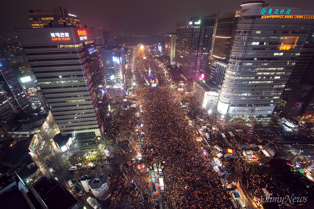   26일 박근혜 대통령 퇴진을 요구하는 제5차 촛불집회가 광화문 광장과 세종대로 일대에서 열리고있는 가운데 본행사가 끝난 후 행진을 시작하고있다.