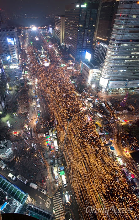   26일 박근혜 대통령 퇴진을 요구하는 제5차 촛불집회가 광화문 광장과 세종대로 일대에서 열리고있는 가운데 본행사가 끝난 후 행진을 시작하고있다.