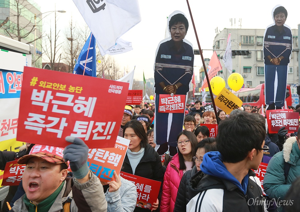 "국민의 명령이다. 박근혜는 퇴진하라" 서울행정법원이 '촛불의 선전포고-박근혜 즉각 퇴진의 날 6차 범국민행동' 대규모집회를 앞두고 청와대 100m 앞 집회와 행진을 허용한 가운데, 3일 오후 서울 종로구 통인시장 인근에서 시민들이 박 대통령의 즉각 퇴진을 촉구하며 청와대로 행진을 벌이고 있다.