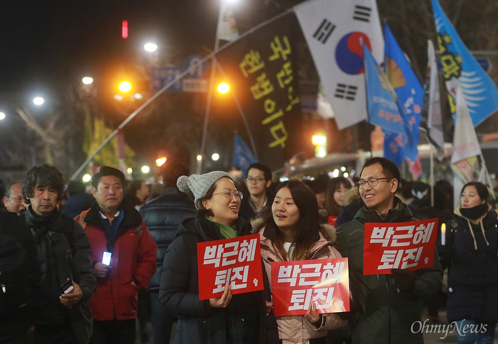 '국민이 헌법이다. 박근혜 퇴진하라" 서울행정법원이 '촛불의 선전포고-박근혜 즉각 퇴진의 날 6차 범국민행동' 대규모집회를 앞두고 청와대 100m 앞 집회와 행진을 허용한 가운데, 3일 오후 서울 종로구 통인시장 인근에서 시민들이 박 대통령의 즉각 퇴진을 요구하며 행진을 벌이고 있다.