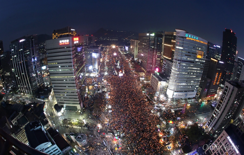 코리아나호텔 옥상에서 바라본 '박근혜즉각퇴진의날' 3일 오후 서울 광화문일대에서 열린 '촛불의 선전포고-박근혜 즉각 퇴진의 날 6차 범국민행동'에서 수많은 시민들이 '박근혜 퇴진'을 촉구하고 있다.