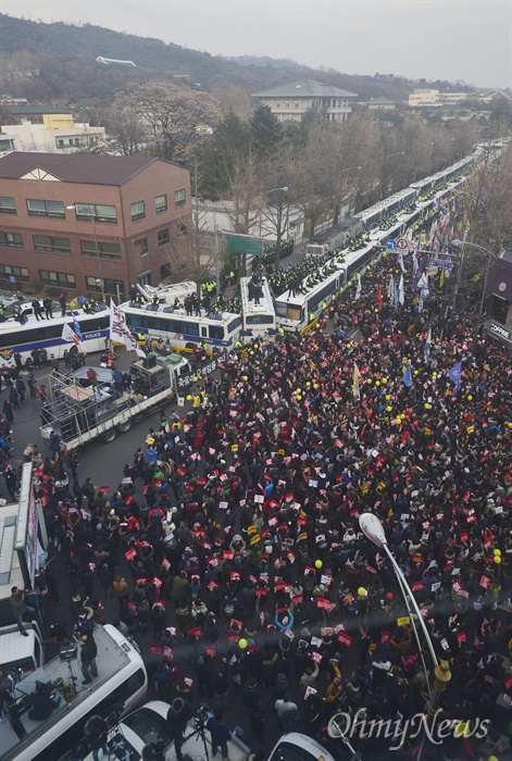 청와대 코앞 '박근혜 만나기 100미터 전' '촛불의 선전포고-박근혜 즉각 퇴진의 날 6차 범국민행동'이 열린 3일 오후 서울 효자동주민센터 앞에서  수많은 시민들이 박근혜 퇴진을 촉구하고 있다.