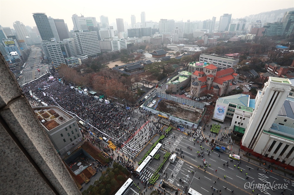 박사모 등 탄핵반대 대규모 집회 박사모 등 박근혜 대통령 지지자들이 24일 오후 서울 덕수궁 대한문앞에서 탄핵 반대 집회를 열고 있다.