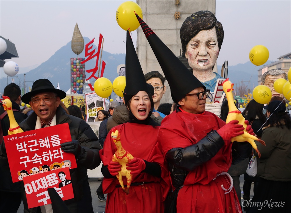 "박근혜 닥쳐" 퍼포먼스 박근혜 대통령 즉각 퇴진과 헌법재판소 탄핵 인용을 요구하는 10차 촛불집회가 예정된 31일 시민들이 서울 광화문 광장에서 모형 닭을 들고 "박근혜 닥쳐"를 외치는 퍼포먼스를 하고 있다. 