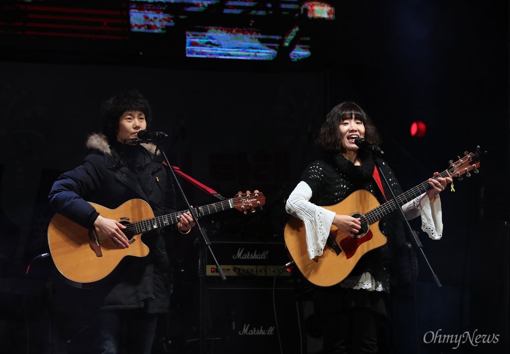 광장에 선 솔가와 이란 솔가와 이란이 31일 저녁 서울 광화문 광장에서 열린 제10차 촛불집회 송박영신 콘서트 무대에 올라 공연하고 있다. 