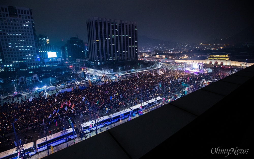 광화문광장 가득 채운 촛불  4일 오후 서울 종로구 광화문광장에서 열린 '2월에는 탄핵하라-14차 범국민행동의 날' 집회에 참가한 시민들이 촛불을 밝히고 있다. 