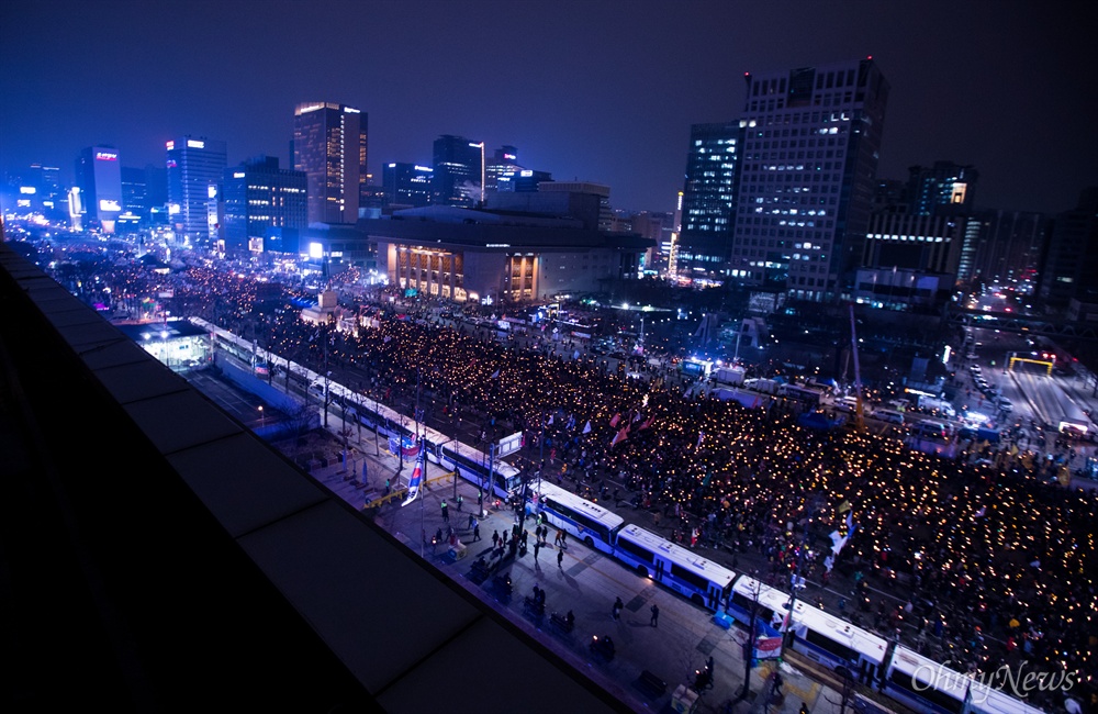   4일 오후 서울 종로구 광화문광장에서 열린 '2월에는 탄핵하라-14차 범국민행동의 날' 집회에 참가한 시민들이 촛불을 밝히고 있다. 