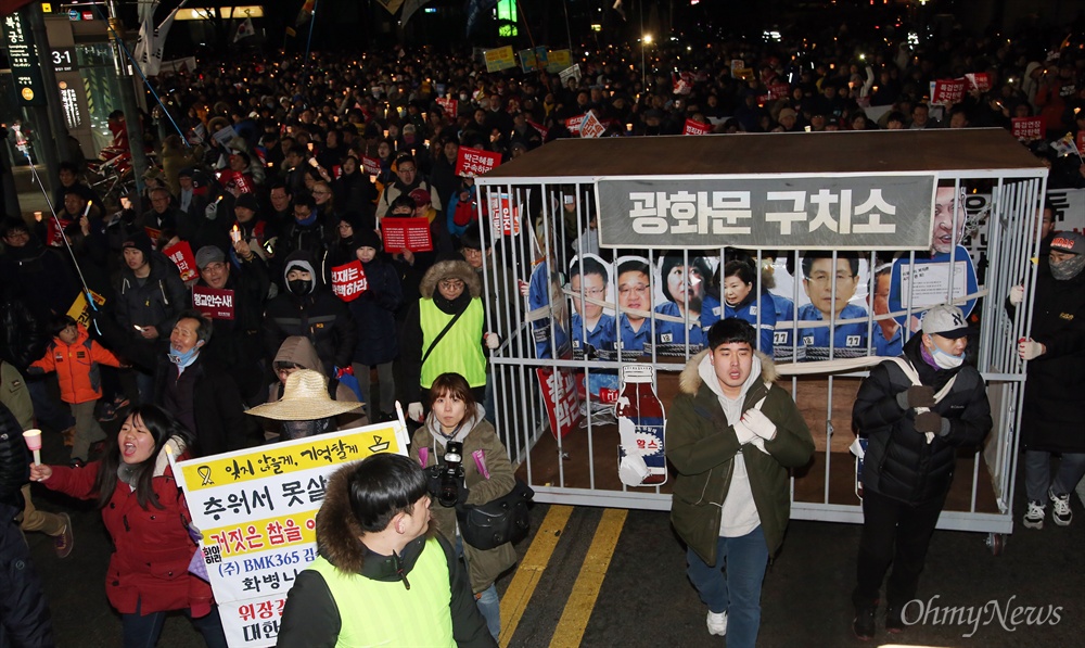 청와대로 행진하는 촛불시민 18일 서울 광화문광장에서 열린 '박근혜 황교안 즉각 퇴진 특검연장 공범자 구속을 위한 16차 범국민행동의 날' 촛불집회에 참여한 시민들이 청와대를 향해 행진하고 있다.