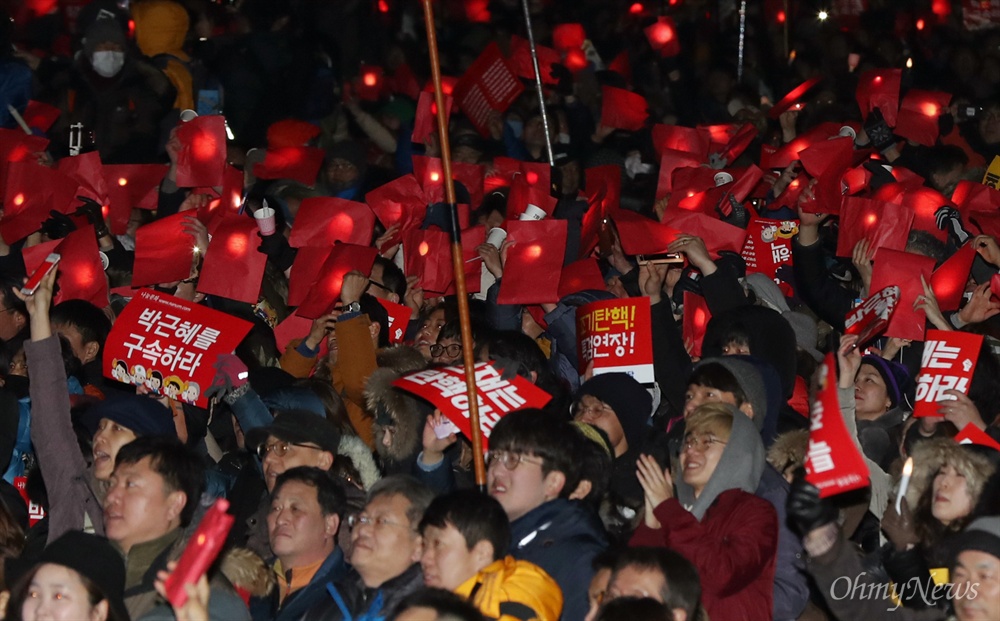 청와대 향한 '레드카드'  18일 서울 광화문광장에서 열린 '박근혜 황교안 즉각 퇴진 특검연장 공범자 구속을 위한 16차 범국민행동의 날' 촛불집회에 참여한 시민들이 레드카드 퍼포먼스를 하고 있다. 