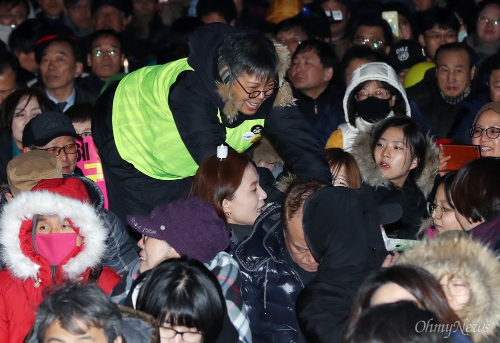 광장에 선 이은미 "오늘은 자원봉사자"  박근혜 대통령 취임 4주년인 25일 서울 광화문광장에서 열린 제17차 촛불집회에 참석한 가수 이은미가 자원봉사자로 나서 후원금 모금 활동을 하고 있다.