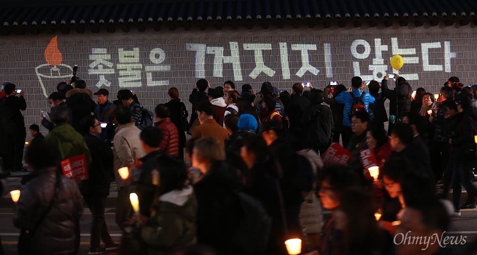 '촛불은 꺼지지 않는다' 11일 오후 서울 종로구 광화문광장에서 열린 '모이자! 광화문으로! 촛불 승리를 위한 20차 범국민행동의 날'에 참석한 시민들이 박근혜 전 대통령 구속수사와 특검법 개정을 요구하며 청와대 방향으로 행진을 벌이고 있다.