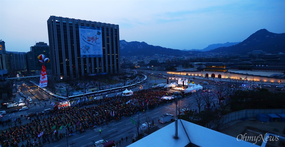  25일 오후 서울 광화문광장에서 21차 범국민행동 '촛불은 멈추지 않는다' 촛불집회가 열리고 있다. 
