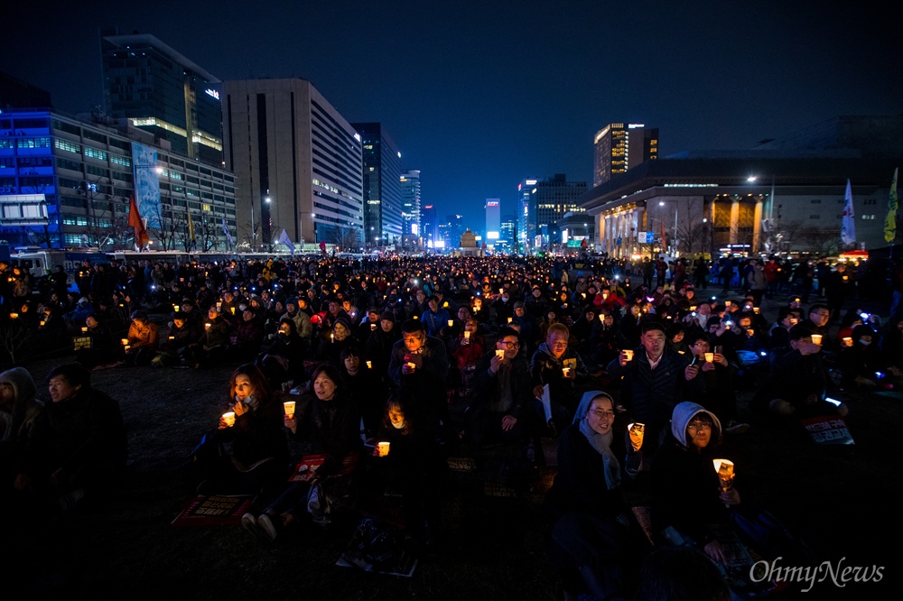  25일 오후 서울 광화문광장에서 21차 범국민행동 '촛불은 멈추지 않는다' 촛불집회가 열리고 있다. 