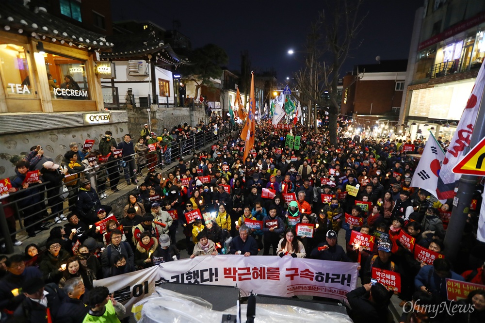   25일 오후 서울 광화문광장에서 21차 범국민행동 '촛불은 멈추지 않는다' 촛불집회 참가자들이 삼청동 총리공관을 향해 행진을 하고 있다. 