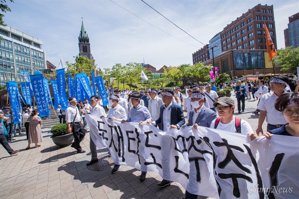  10일 오후 서울 중구 명동성당 앞에서 6.10 민주항쟁 30주년을 기념해 ‘6월항쟁군’ 복장을 한 시민들이 당시 상황을 재현하고 있다. 