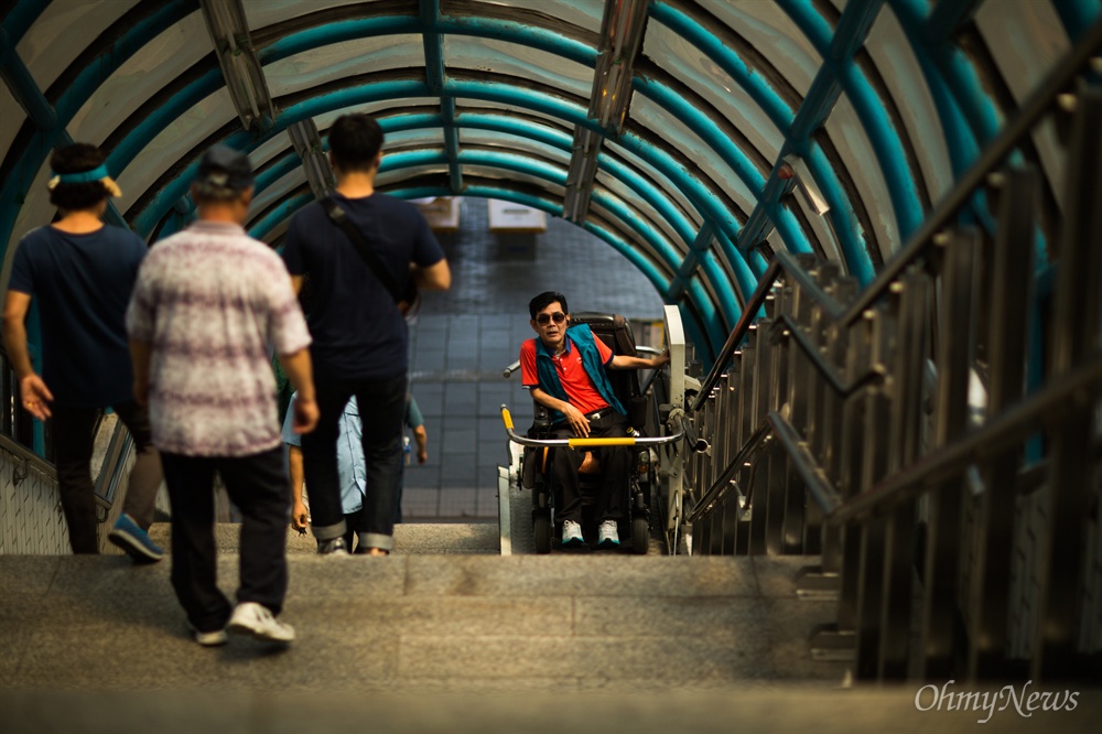  이경호씨가 의정부 자택에서 부터 서울 종로구 대학로에 있는 노들장애인자립생활센터로 가기 위해 경전철과 지하철을 이용했다. 환승이 필요한 창신역은 엘리베이터가 없어 휠체리프트를 4번을 이용해야 1호선에서 4호선으로 갈아 탈 수 있다. 이마저 역무원들의 운용미숙으로 환승을 위해 30분 이상의 시간이 소요 되었다.