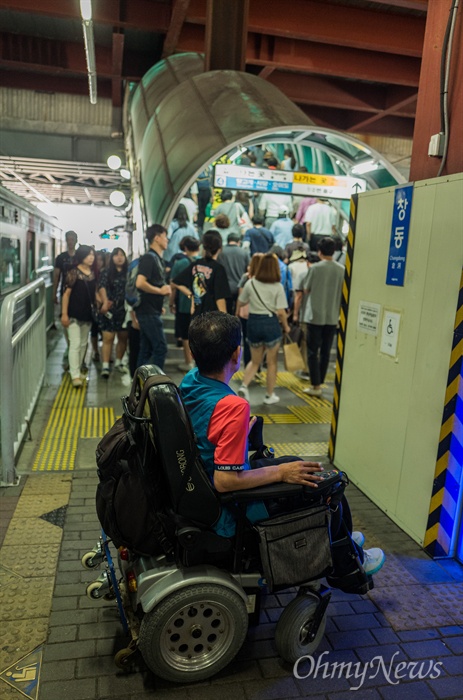  이경호씨가 의정부 자택에서 부터 서울 종로구 대학로에 있는 노들장애인자립생활센터로 가기 위해 경전철과 지하철을 이용했다. 환승이 필요한 창신역은 엘리베이터가 없어 휠체리프트를 3번을 이용해야 1호선에서 4호선으로 갈아 탈 수 있다. 이마저 역무원들의 운용미숙으로 환승을 위해 30분 이상의 시간이 소요 되었다.