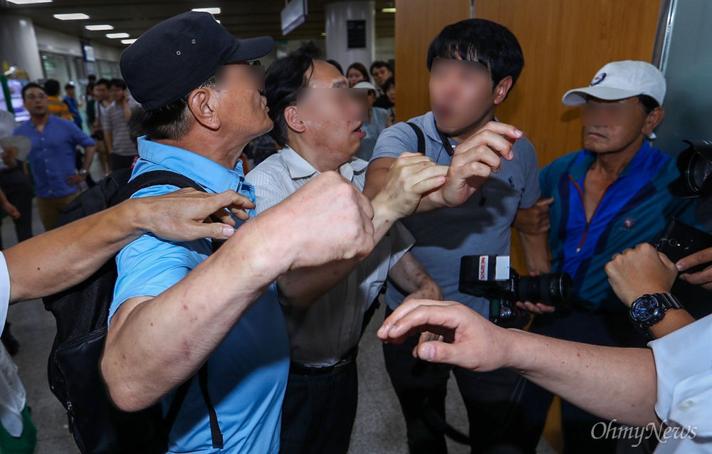  7일 오후 서울 서초구 서울중앙지방법원에서 이재용 결심 공판 방청을 기다리던 모습을 취재하던 기자에게 박근혜 지지자들이 '왜 사진을 찍냐'며 집단 폭행을 가하고 있다. 