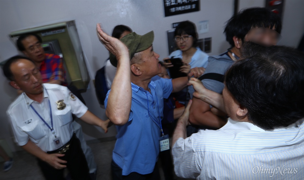  7일 오후 서울 서초구 서울중앙지방법원에서 이재용 결심 공판 방청을 기다리던 모습을 취재하던 기자에게 박근혜 지지자들이 '왜 사진을 찍냐'며 집단 폭행을 가하고 있다. 
