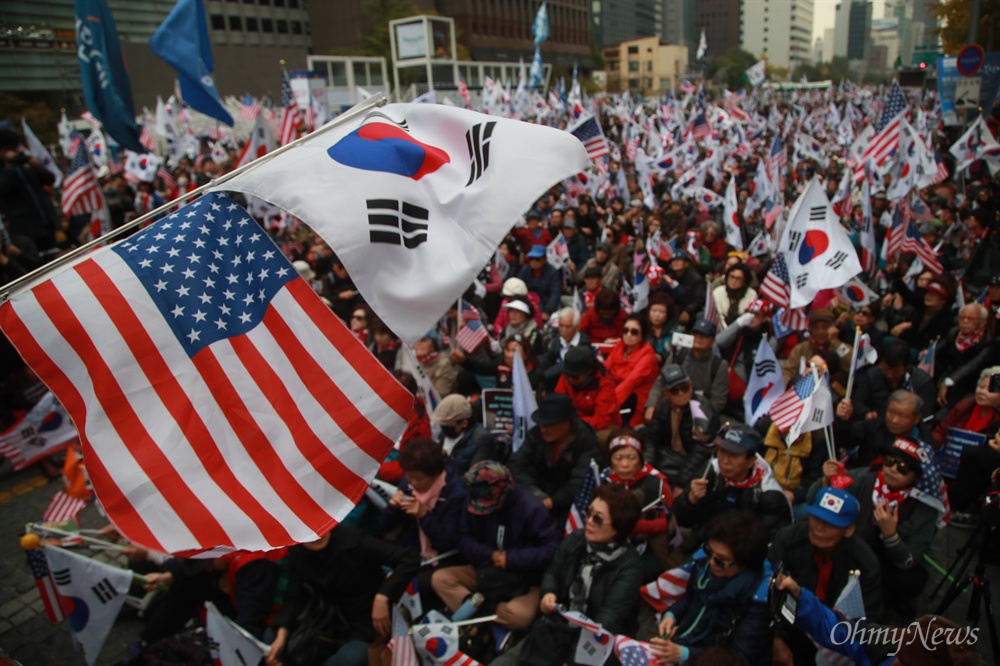 트럼프 환영하는 보수단체 트럼프 미국 대통령 방한을 환영하는 보수단체 회원들이 7일 오후 트럼프 일행을 태운 차량이 지나가는 서울 세종로네거리 부근에서 태극기와 성조기를 흔들며 환영행사를 열고 있다.