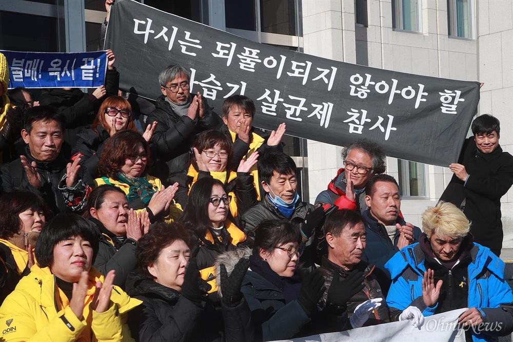 '사회적 참사 특별법' 통과에 환호하는 세월호 유가족-가습기 피해자 24일 오전 서울 여의도 국회에서 ’사회적 참사의 진상규명 및 안전사회 건설 등을 위한 특별법 수정안’이 통과되자, 세월호참사 유가족과 가습기 살균제 사망사고 피해자 모임 회원이 기뻐하며 박수를 치고 있다.