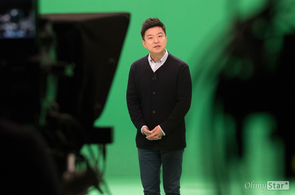  개그맨 김생민이 11월 31일 오전 서울 마포구 상암MBC 스튜디오에서 <출발 비디오여행> 녹화를 하고 있다. 김생민씨는 '기막힌 이야기' 코너를 맞고 있다.