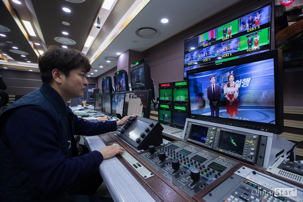  11월 31일 오전 서울 마포구 상암MBC 스튜디오 부조정실에서 <출발 비디오여행> 녹화가 진행되고 있다.