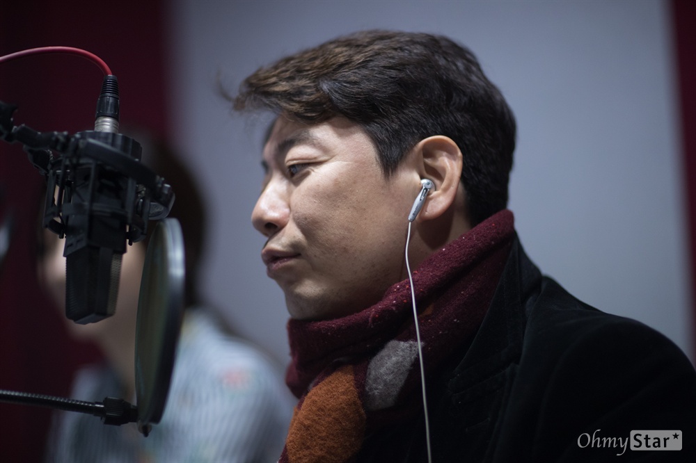  개그맨 김경식이 11월 30일 서울 마포구 상암동에 있는 한 녹음실에서 MBC 장수 프로그램 <출발 비디오여행>의 목소리 녹음을 하고 있다.