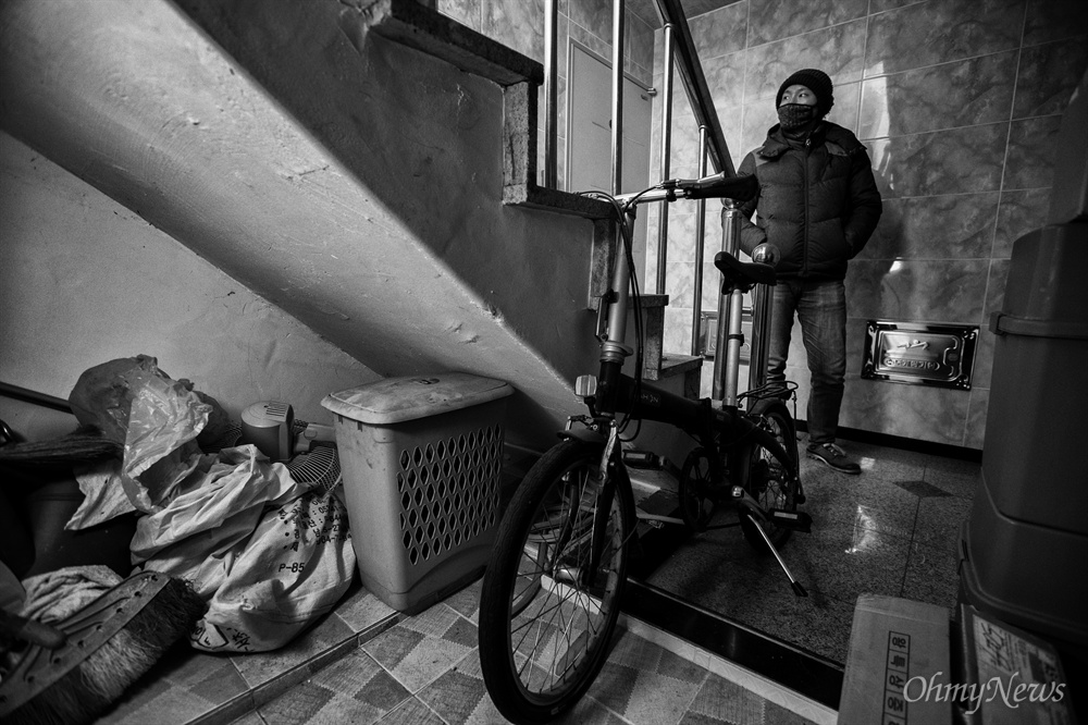  반지하 생활을 하면 내려온 계단 옆으로 공간이 있다. 이곳에는 집안에 두기 힘든 짐을 보관하기도 한다. 김씨는 몇 해 전 산 자전거를 세워뒀다.